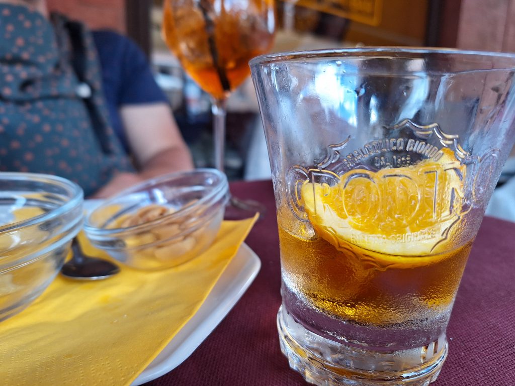 Apterativo in Ravenna mit Baby in Trage