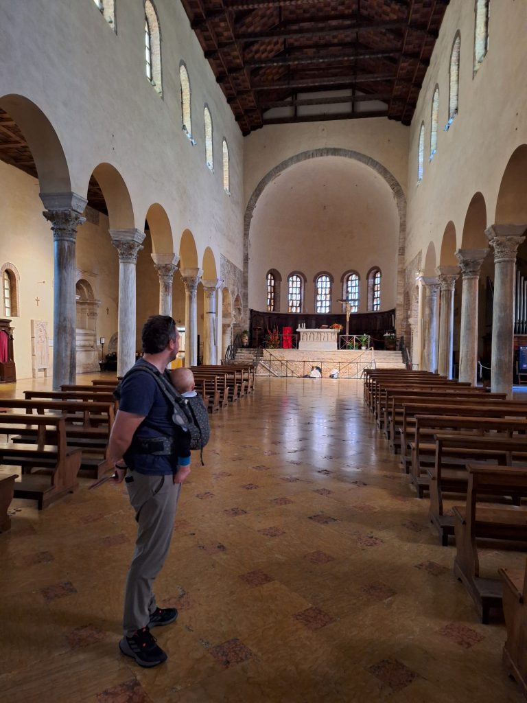 Ravenna mit Baby in Trage